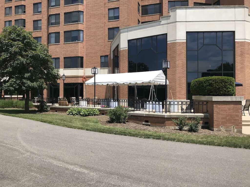 Assisted Living Facility outdoor visitation in Arlington Heights, IL 3