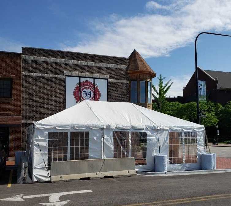 dining tent at Chicago restaurant for outdoor dining